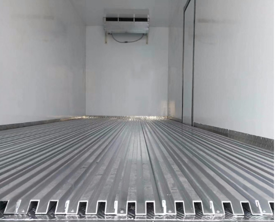 White Red Color 6 8m Faw 4x2 Refrigerated Truck With 5800mm
