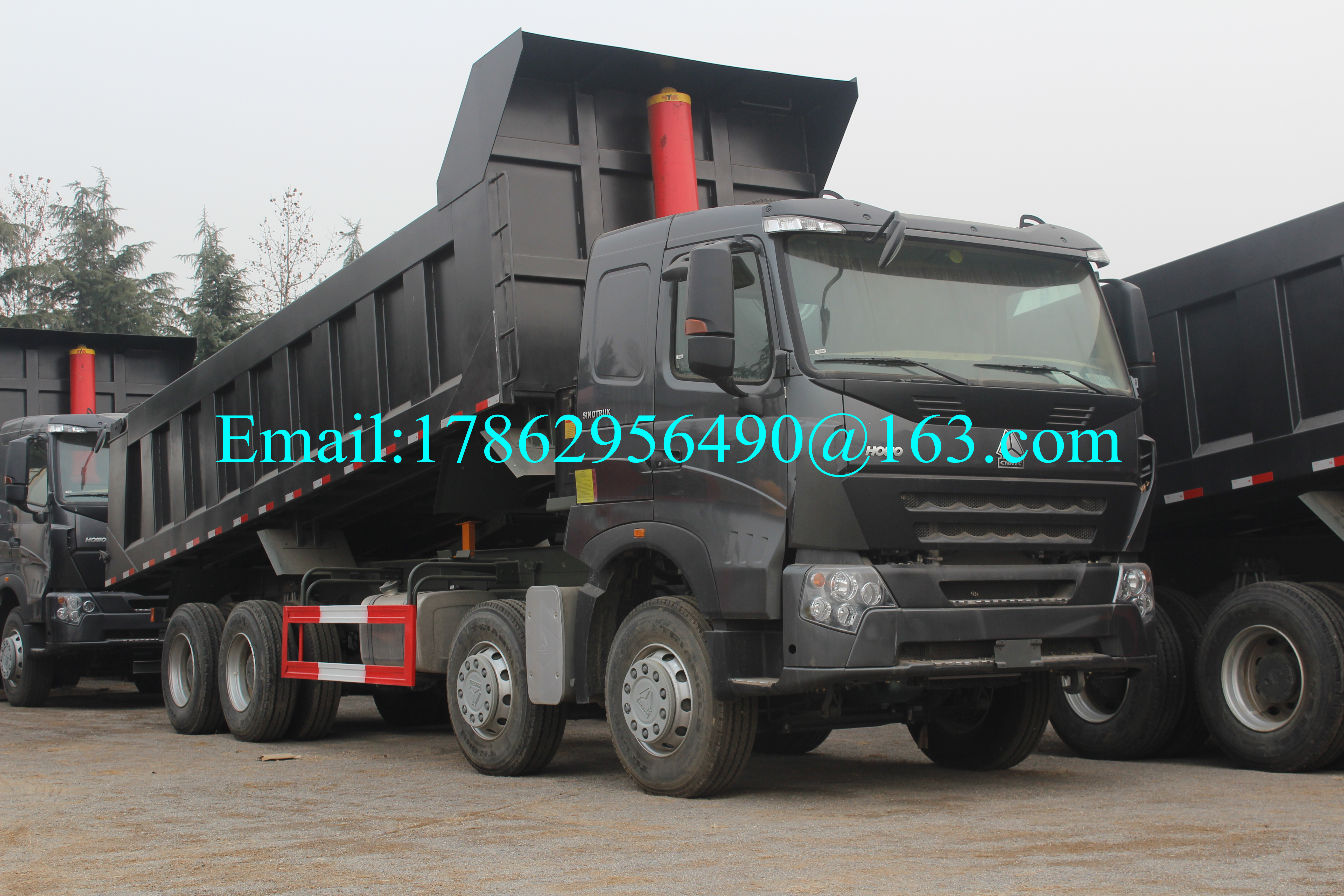 Black 371 HP 8x4 Heavy Duty Dump Truck With ZF8118 Steering Gear Box And HW76 Cab