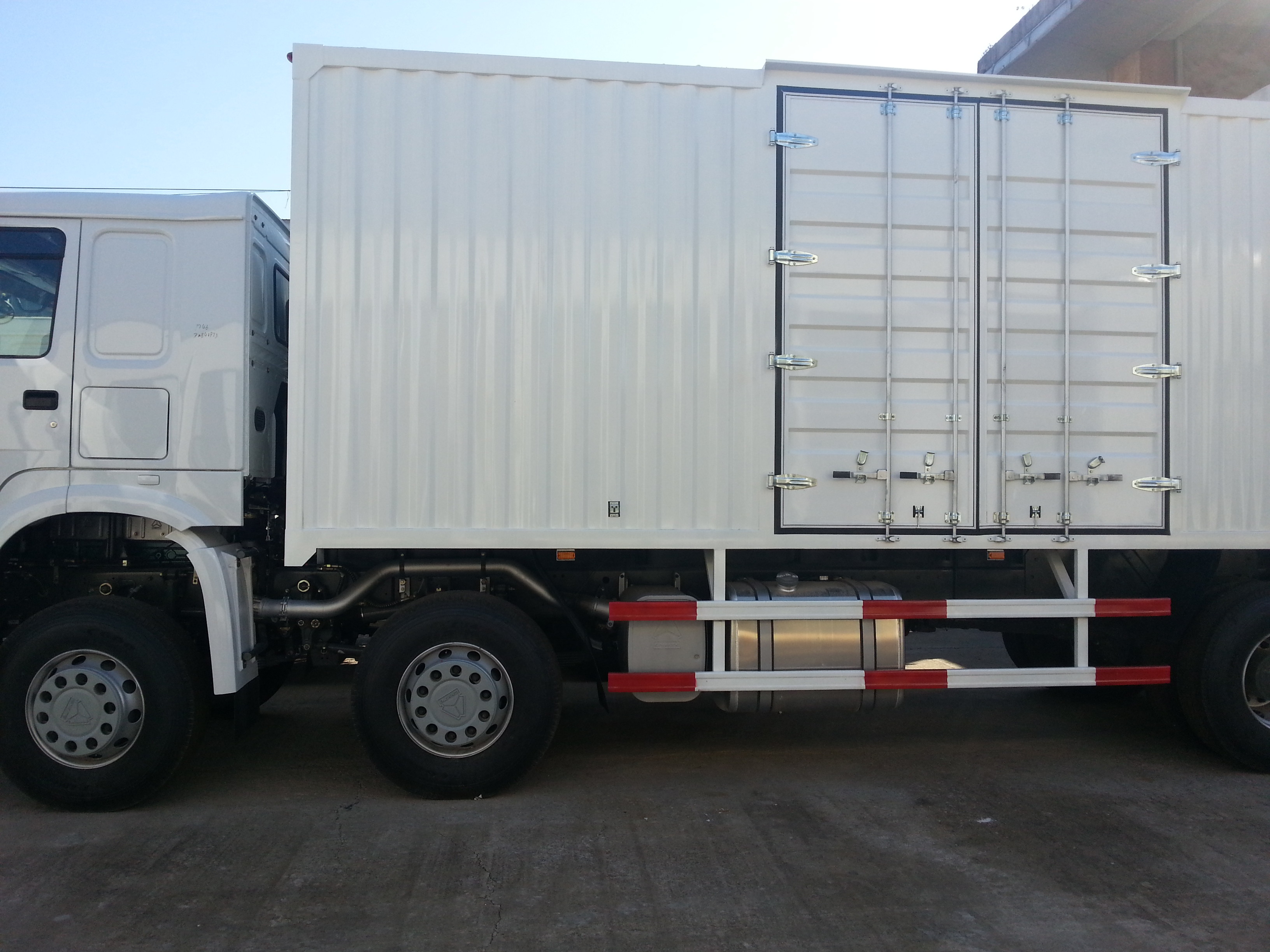 White 41-50 Ton Capacity Heavy Cargo Truck Diesel Fuel Type Optional Driving