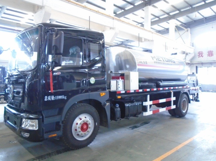 SINOTRUK Asphalt Construction Equipment Bitumen Sprayer Truck 0.5-3.0 L/M3 Spraying Volume