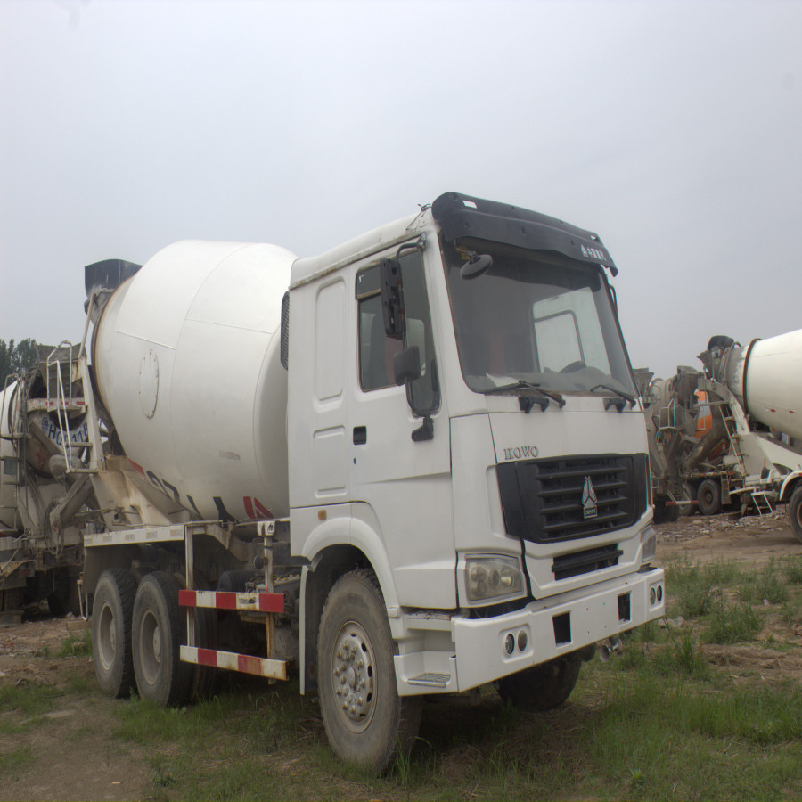 Low Noise Concrete Construction Equipment Left / Right Hand Drive Mixer Truck Howo