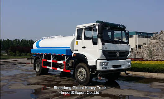 Sinotruk 3000liter Water Tanker Sprinkler Truck For Water Transporting And Road Cleaning