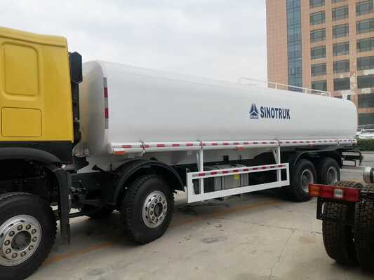 Sinotruk HOWO 8×4 Drive Wheel Water Tanker Truck with Carbon Steel Tank and 10 Cubic Meters Capacity