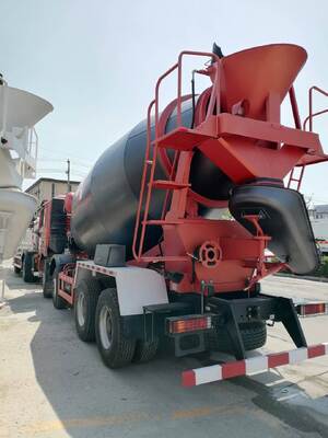 Good Price Sinotruk HOWO 10cbm/6*4/Construction Mixing/Vehicles/7000liters Mobile Cement/Concrete Mixer Truck