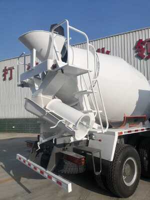 New Sinotruk HOWO 8×4 Concrete Mixer Truck with 12-16 m³ Drum Capacity and 371-400HP Engine for Heavy-Duty Construction