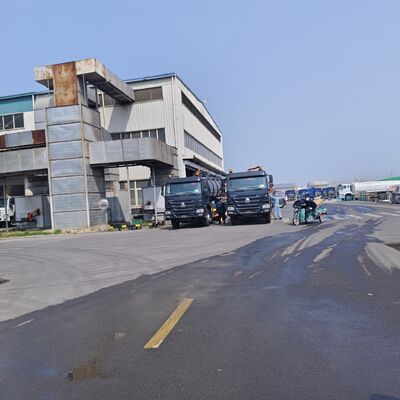 HOWO 15CBM Vacuum Sewage Suction Truck with 6×4 Drive Type and Hydraulic Tipping Discharge for Septic Tank Cleaning