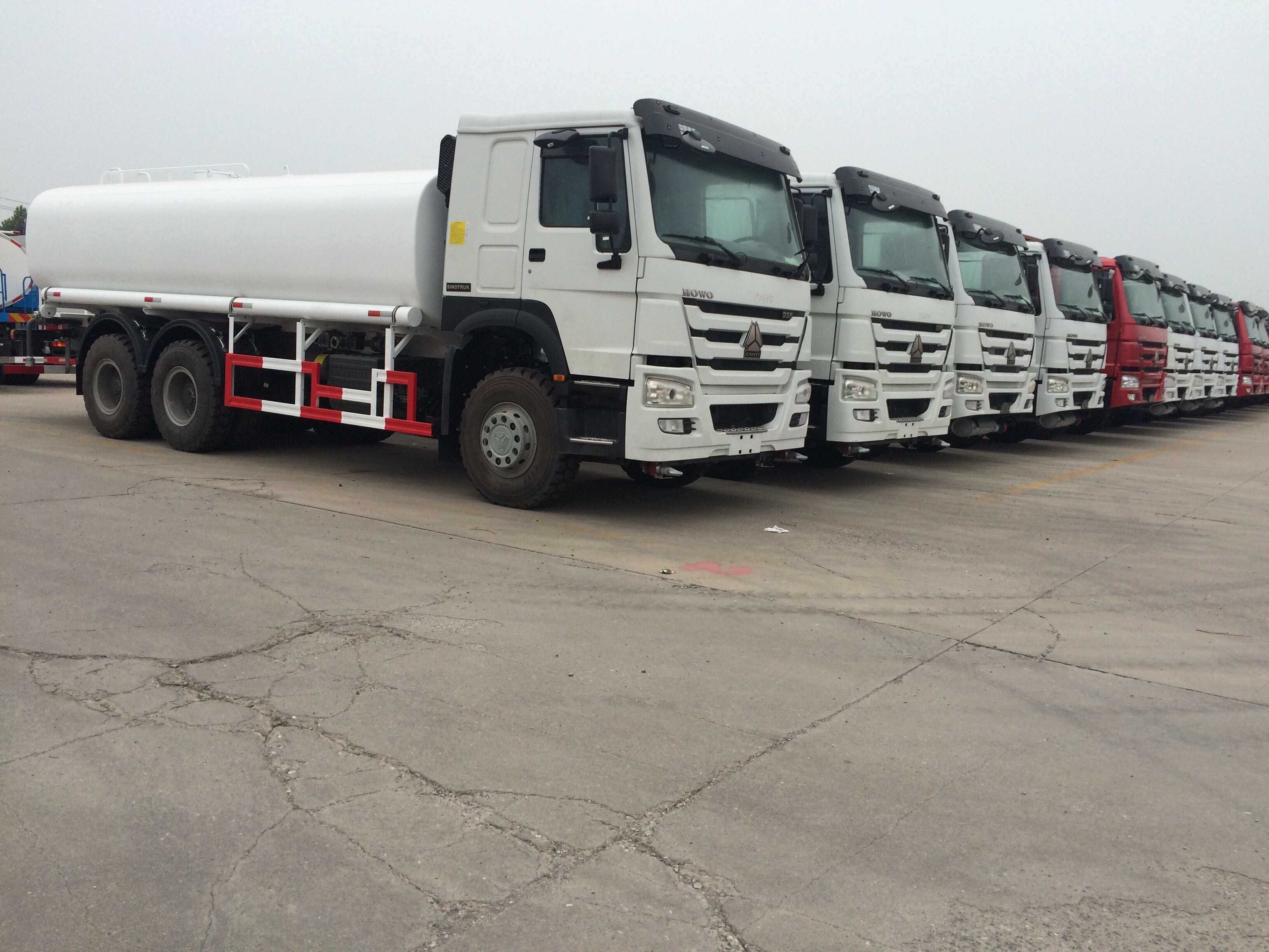 SINOTRUK HOWO 28000L RHD Tanker Truck 8x4 6x4 Drive 12 Tyres