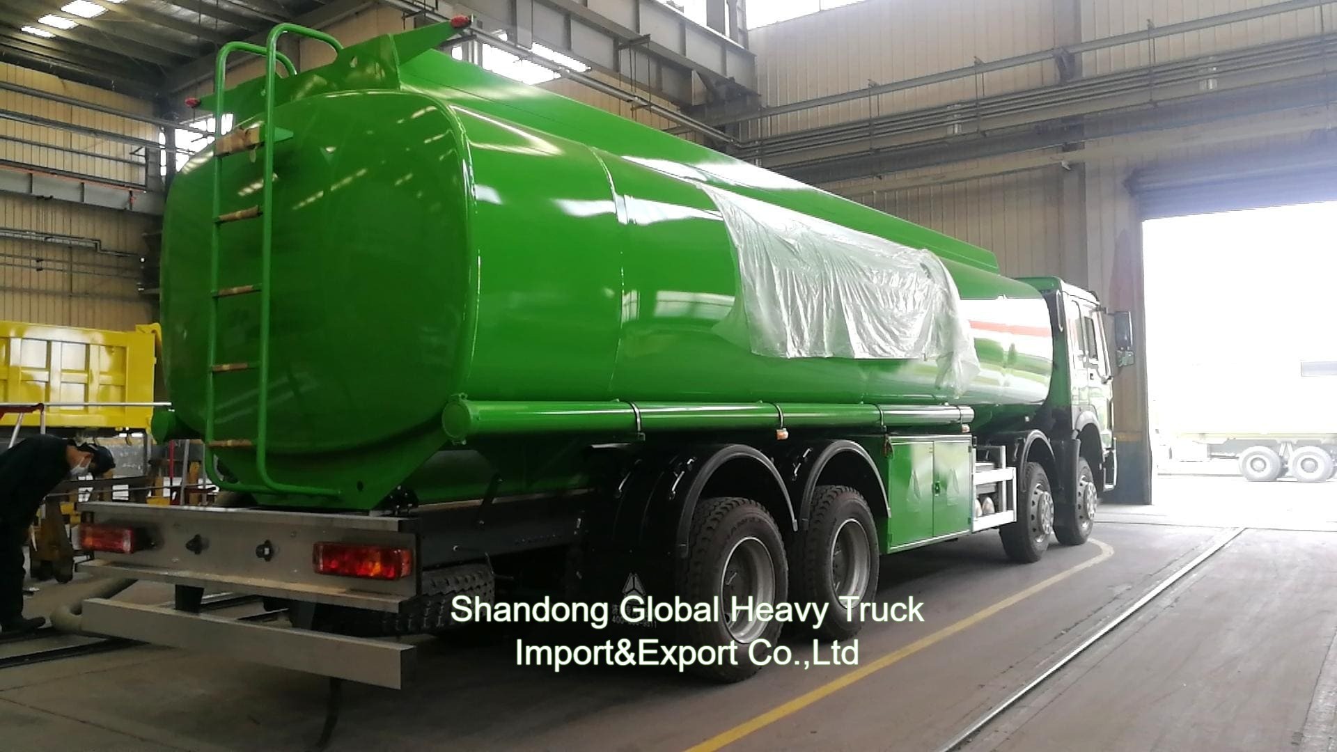 Sinotruk HOWO 8*4  Fuel Tank Truck 12 Wheels Oil Tanker 30000L Dispenser Truck