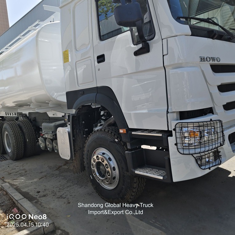 Sinotruk HOWO 6X4 20000 L 25000 L Carry Cargos Oil Tanker Truck  Oil Fuel Tank Truck