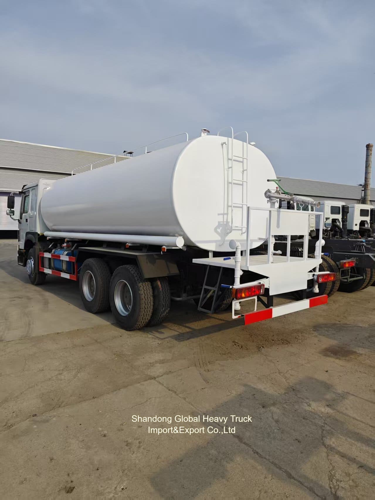 Diesel Engine Sinotruck HOWO 6X4 336HP HOWO 10 Tyres 20000 Litres Sprinkler Water Tank Truck