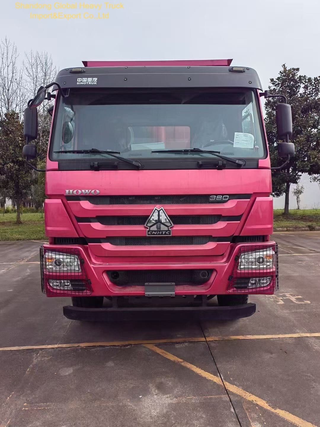 Heavy Duty HOWO Dump Truck with Reinforced Steel Chassis U-shaped Cargo Body and HYVA Front-Lifting Hydraulic System