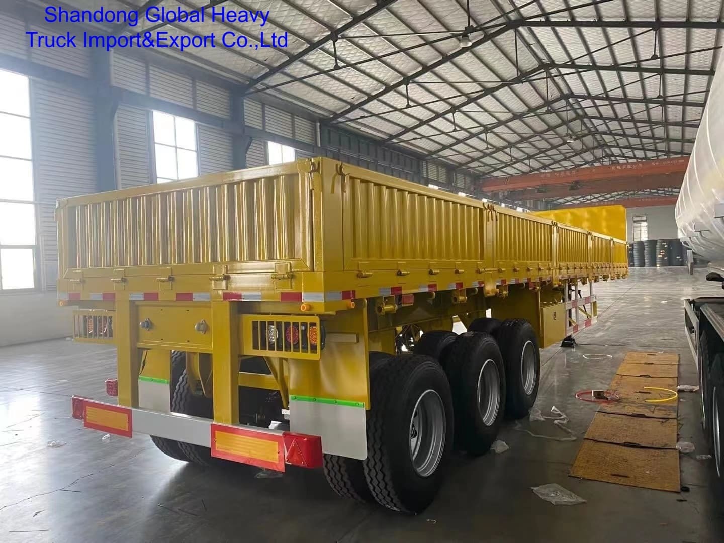 3 Axle Cargo Semi-Trailer with 12-13.6 Meters Length 2.5m Width and 1.5m Height for Heavy Duty Transport