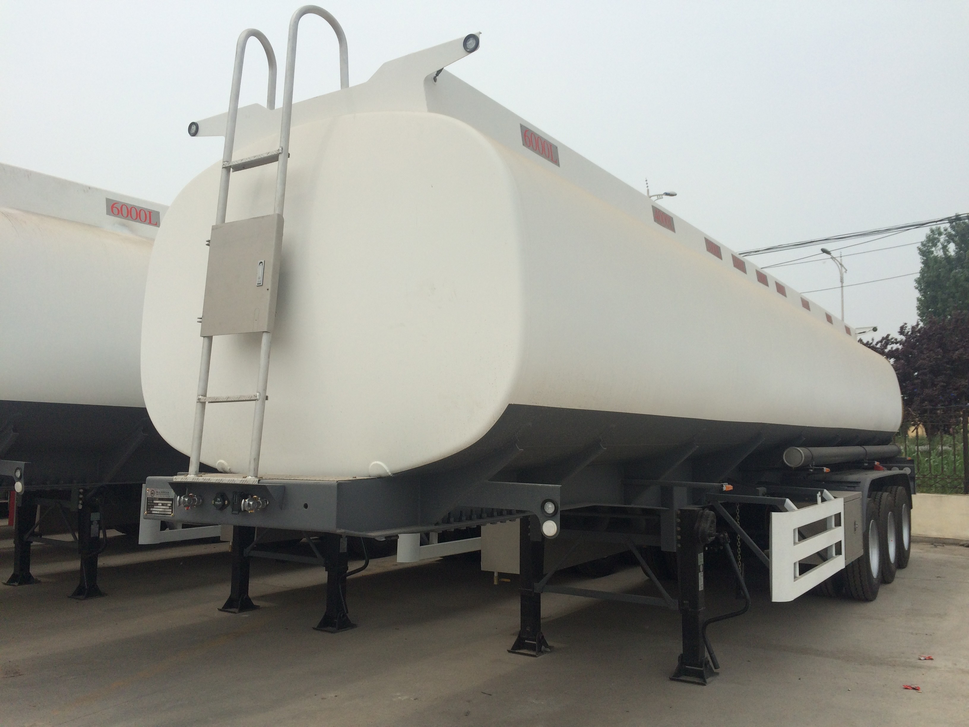 45000 Liters Oil Fuel Tank Trailer , Tri Axle Tanker Trailer Carbon Steel Body