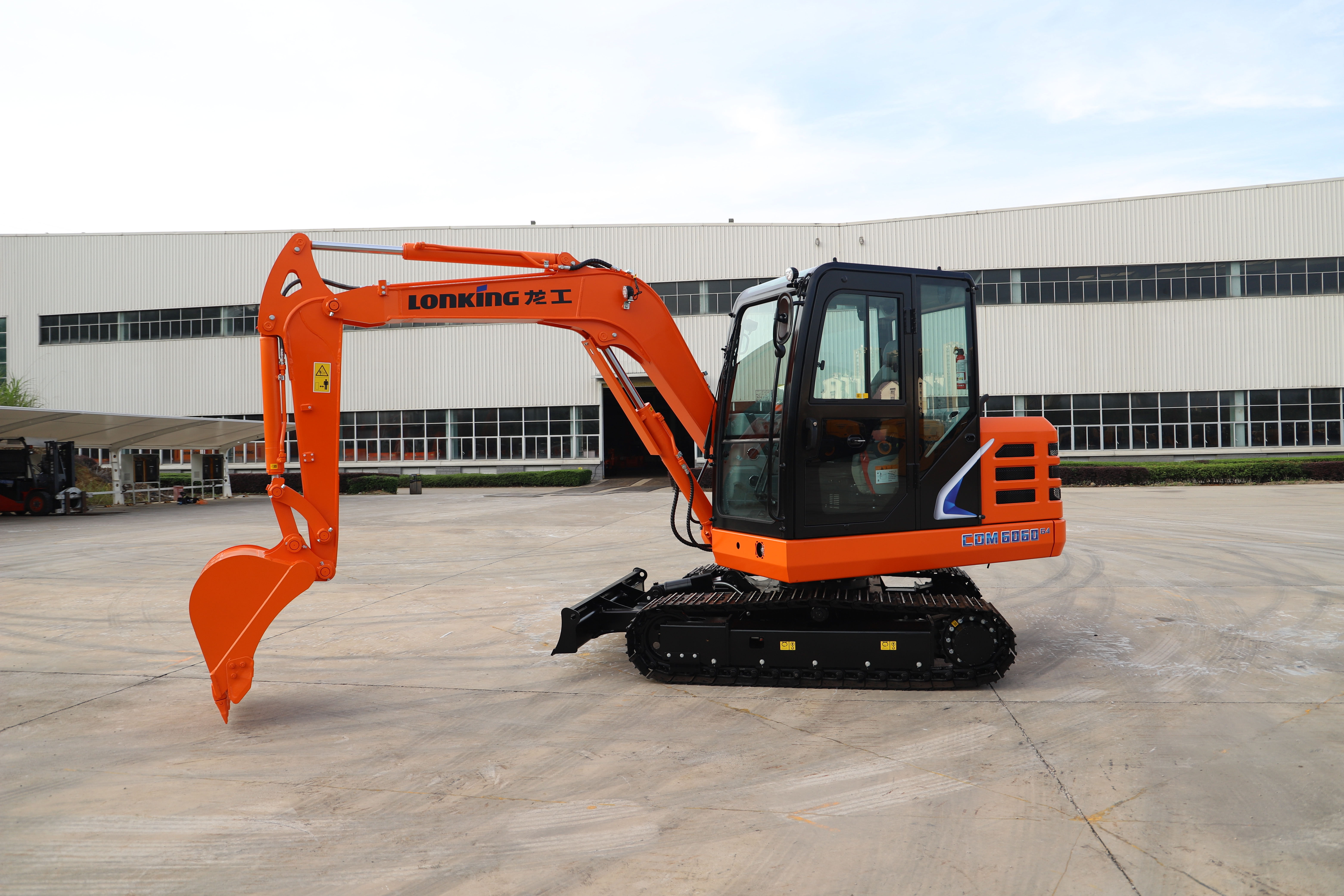 Lonking 6 Ton Hydraulic Mini Excavator with 15.4kw/2400rpm Engine and 5900*2000*2600 mm Dimensions