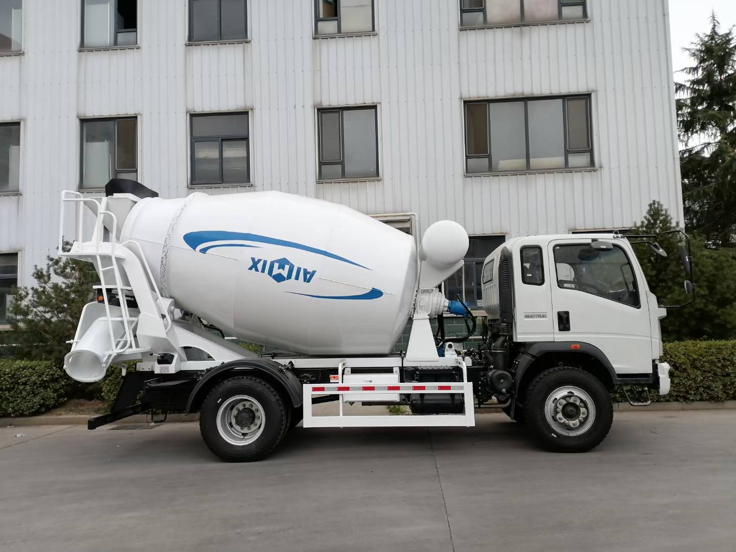 8m³ Capacity Concrete Mixer Truck with High-Strength Wear-Resistant Steel Drum and Sinotruk HOWO Chassis