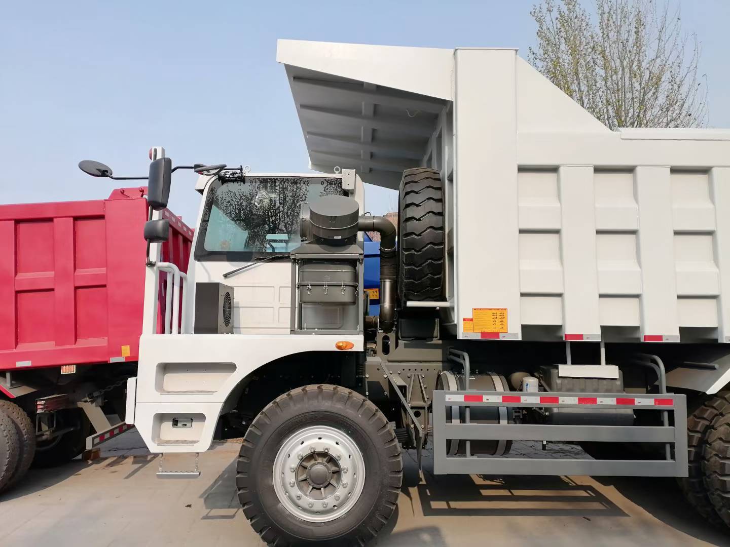 Shacman F3000 380HP 6X4 Heavy Duty Dump Truck with 30cbm Capacity for Construction and Mining