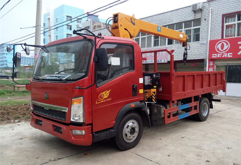 4x2  2 Ton Boom Truck Crane / Light Lorry Mounted Crane With WLY6T46 Gear Box