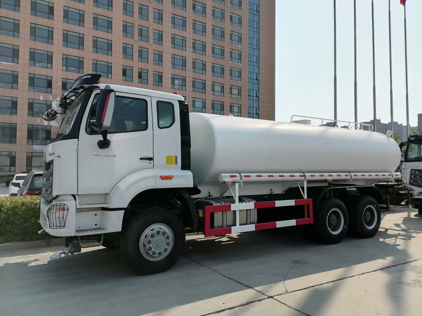 HOWO 10 Wheels Water Tanker Truck with 16000L-24000L Capacity 6×4 Drive Type and Sinotruk HOWO Chassis