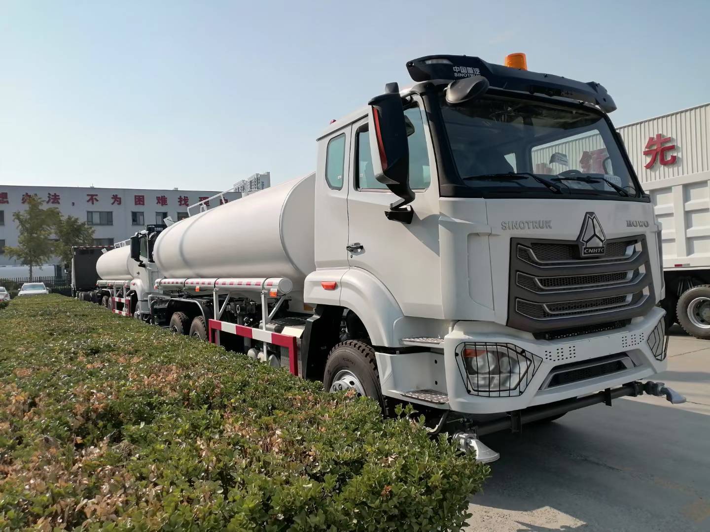 Brand New Sinotruk HOWO TX/NX 6×4 Sprinkler Water Tank Truck with 20t Load Capacity and Stainless Steel Tank