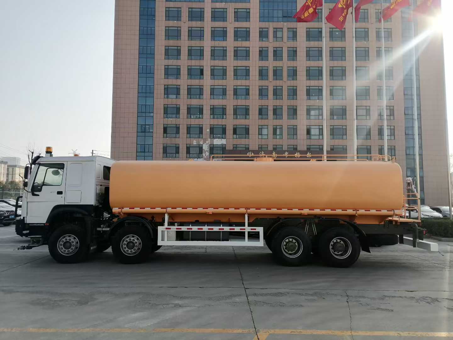 Sinotruk 8×4 35000 Liter Water Tank Truck with High Pressure Spraying System for Dust Suppression