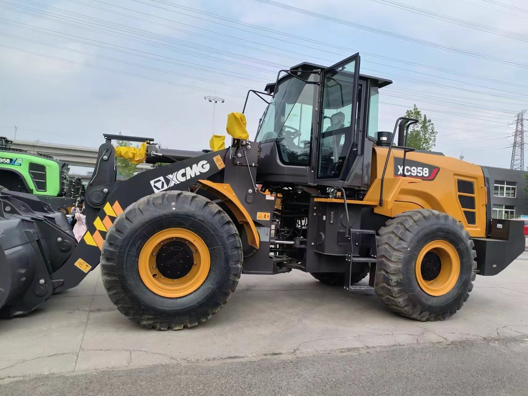 XCMG XC958 Wheel Loader with 5 Ton Rated Load 3m3 Bucket Capacity and 162kw Engine Power