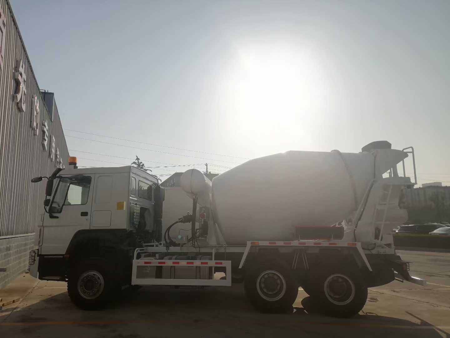 High-Performance HOWO Mixer Truck with 371HP Engine, 10-12 m³ Drum Capacity, and Euro 2 Emission Standard