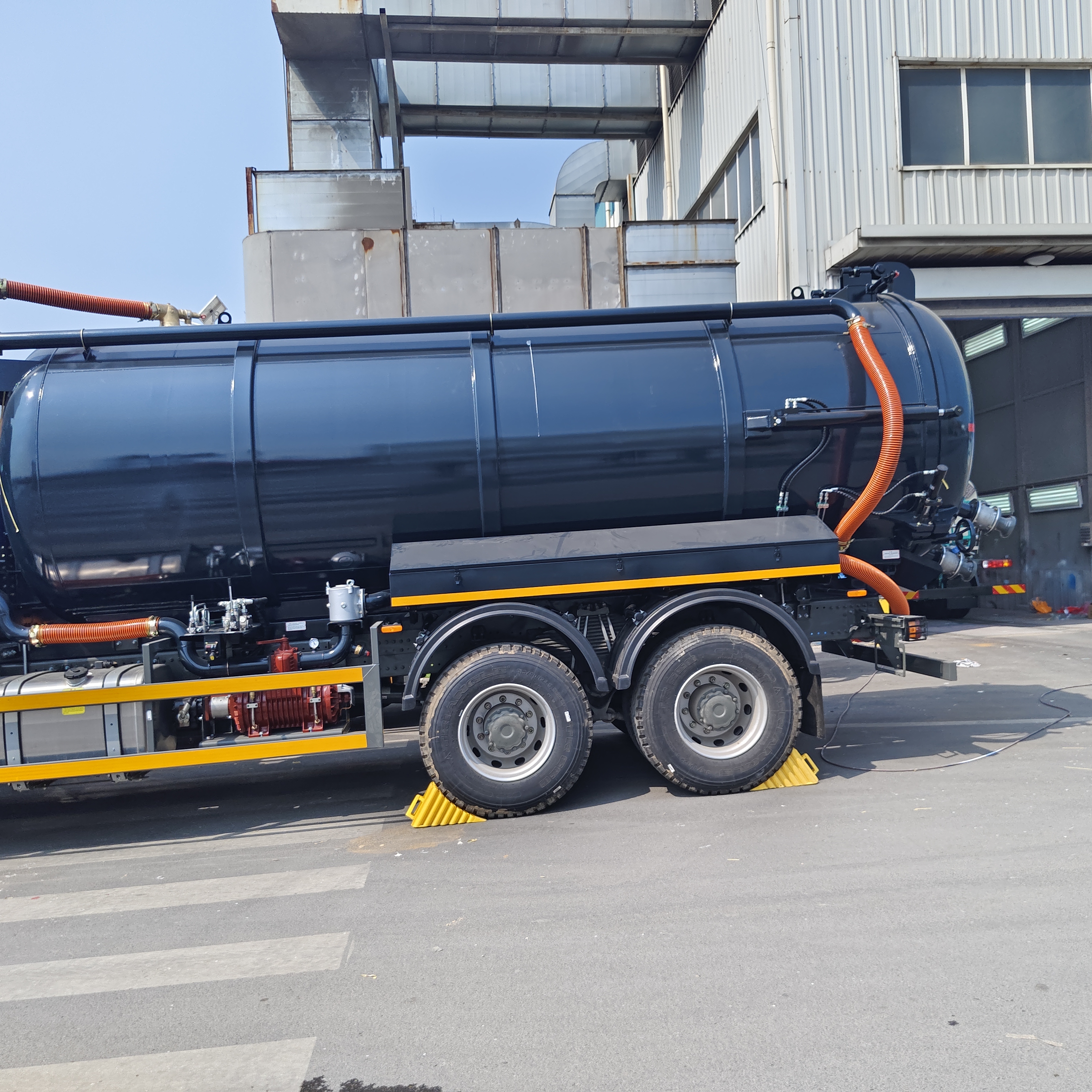 HOWO 15CBM Vacuum Sewage Suction Truck with 6×4 Drive Type and Hydraulic Tipping Discharge for Septic Tank Cleaning