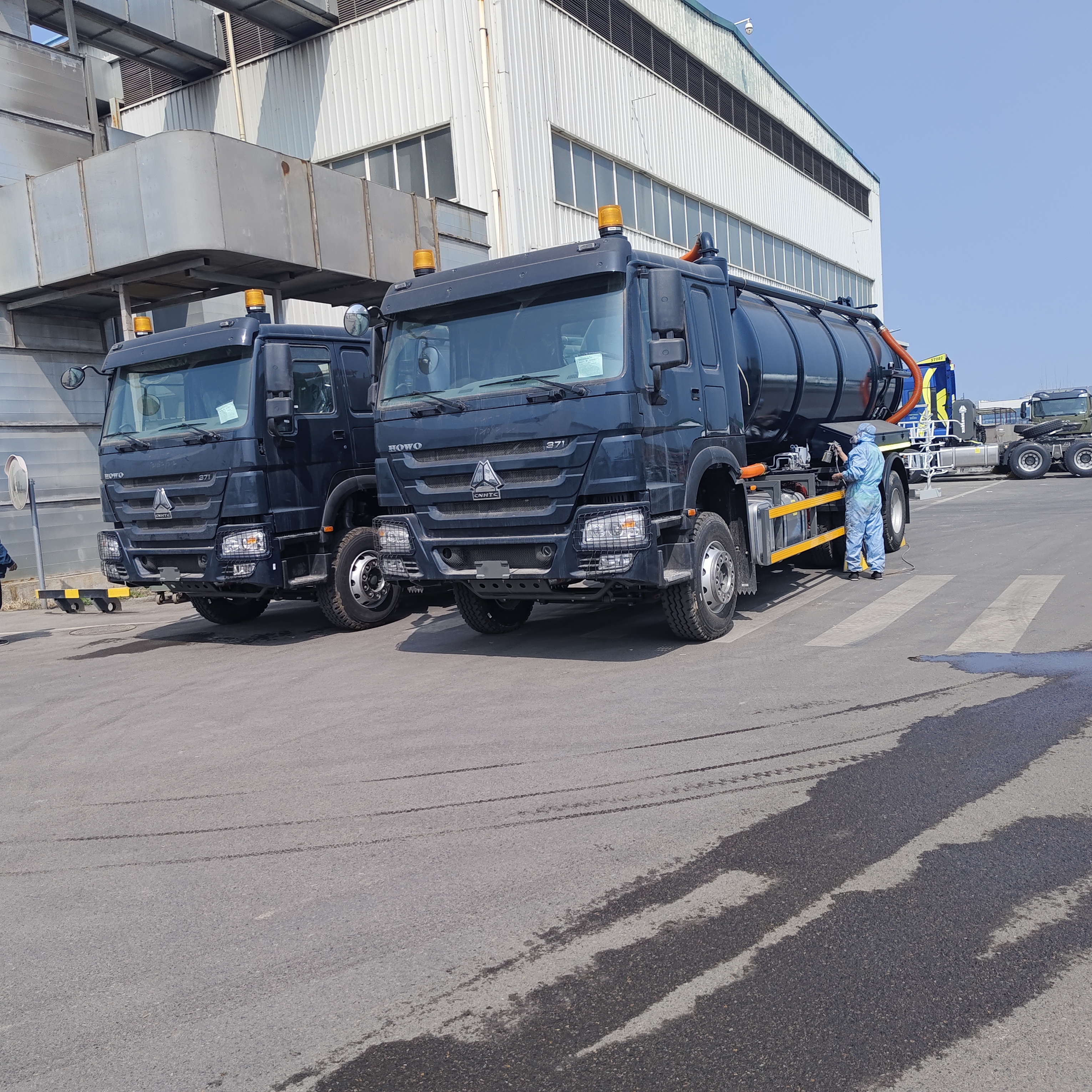 HOWO 15CBM Vacuum Sewage Suction Truck with 6×4 Drive Type and Hydraulic Tipping Discharge for Septic Tank Cleaning