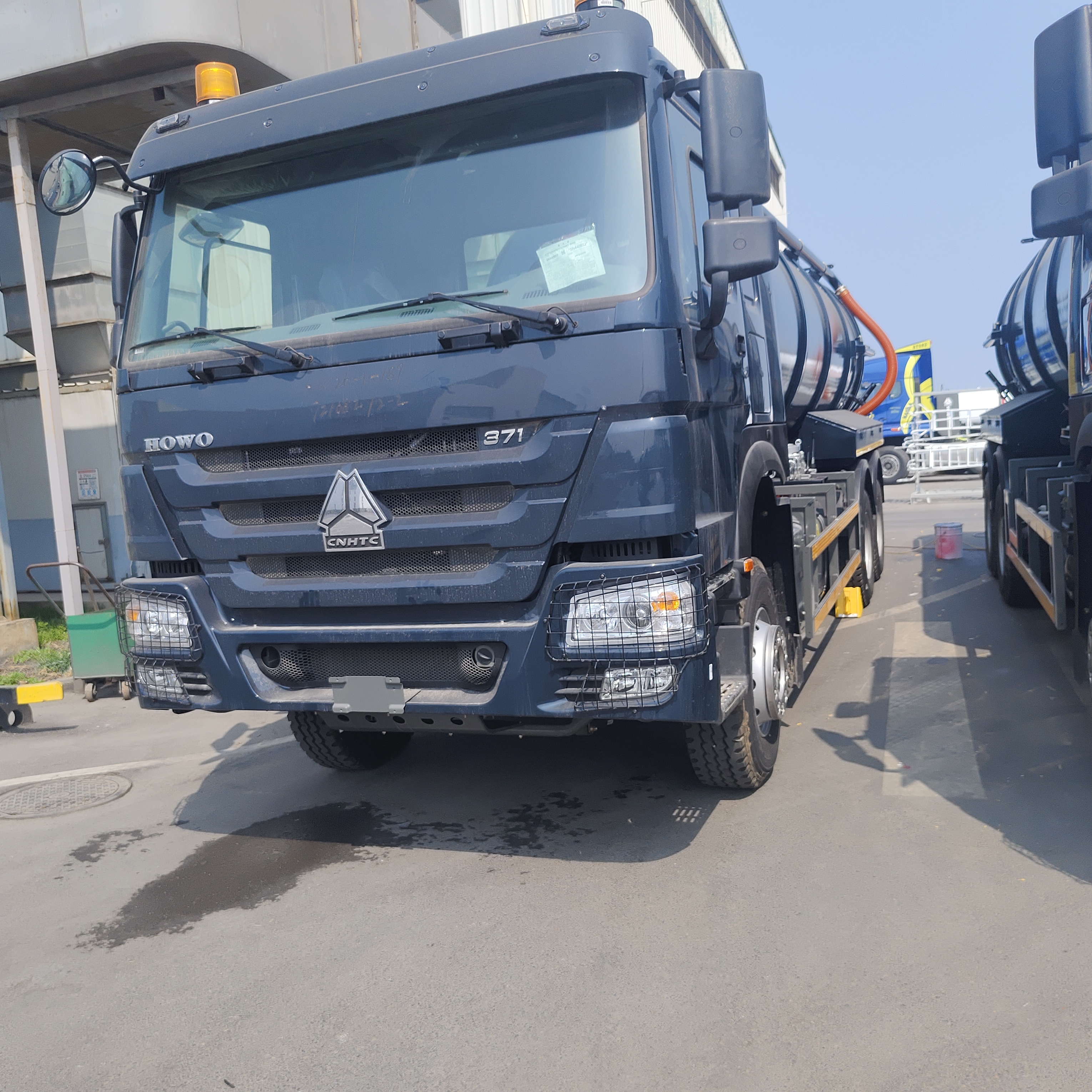 HOWO 15CBM Vacuum Sewage Suction Truck with 371hp Horsepower and 6×4 Drive Wheel for Industrial Waste Cleaning