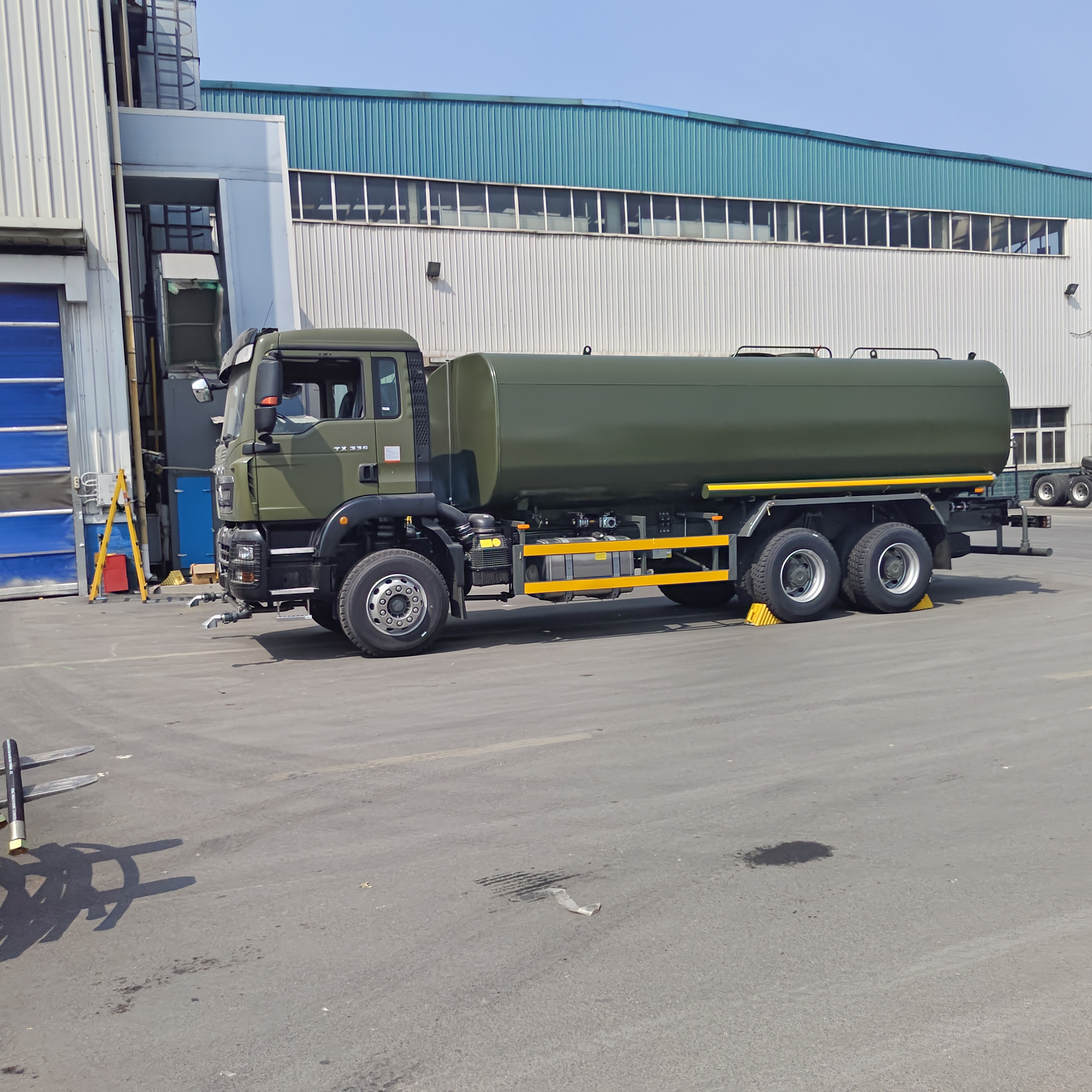 HOWO TX 6×4 Water Tank Truck with 20T Payload Euro 2 Emission Standard and ＞16m Sprinkling Area for Dust Control and Municipal Cleaning