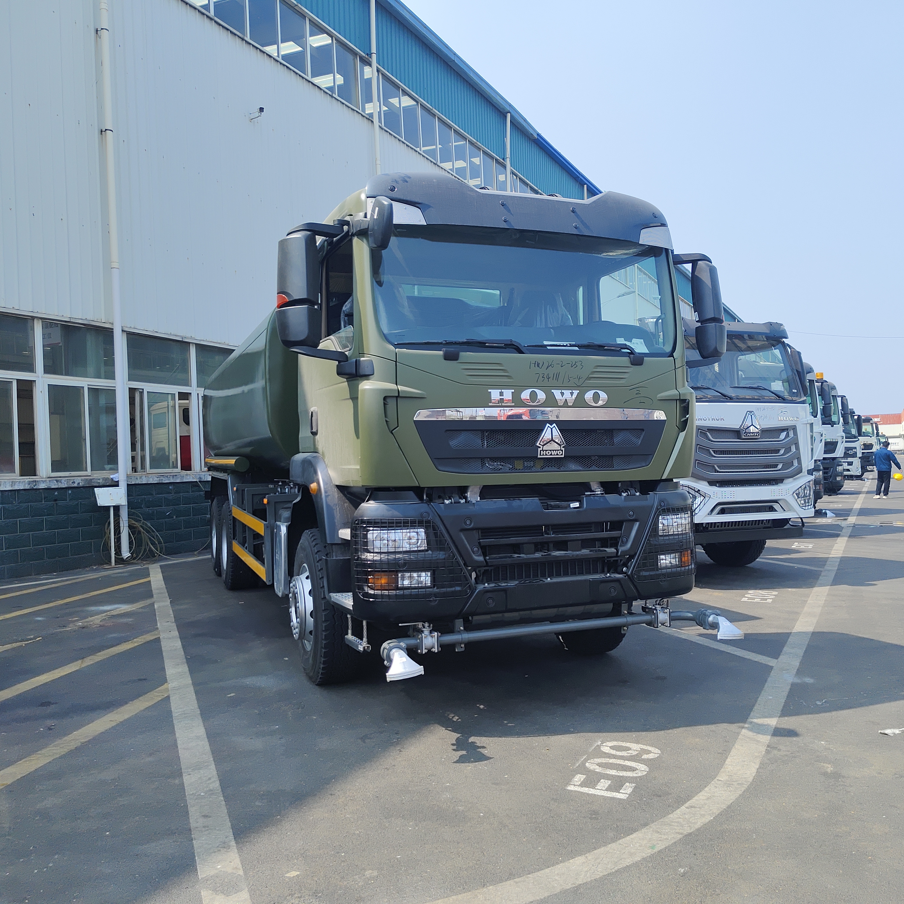 HOWO TX 6×4 Water Tank Truck with 20T Payload Euro 2 Emission Standard and 6×4 Drive Wheel for Road Cleaning