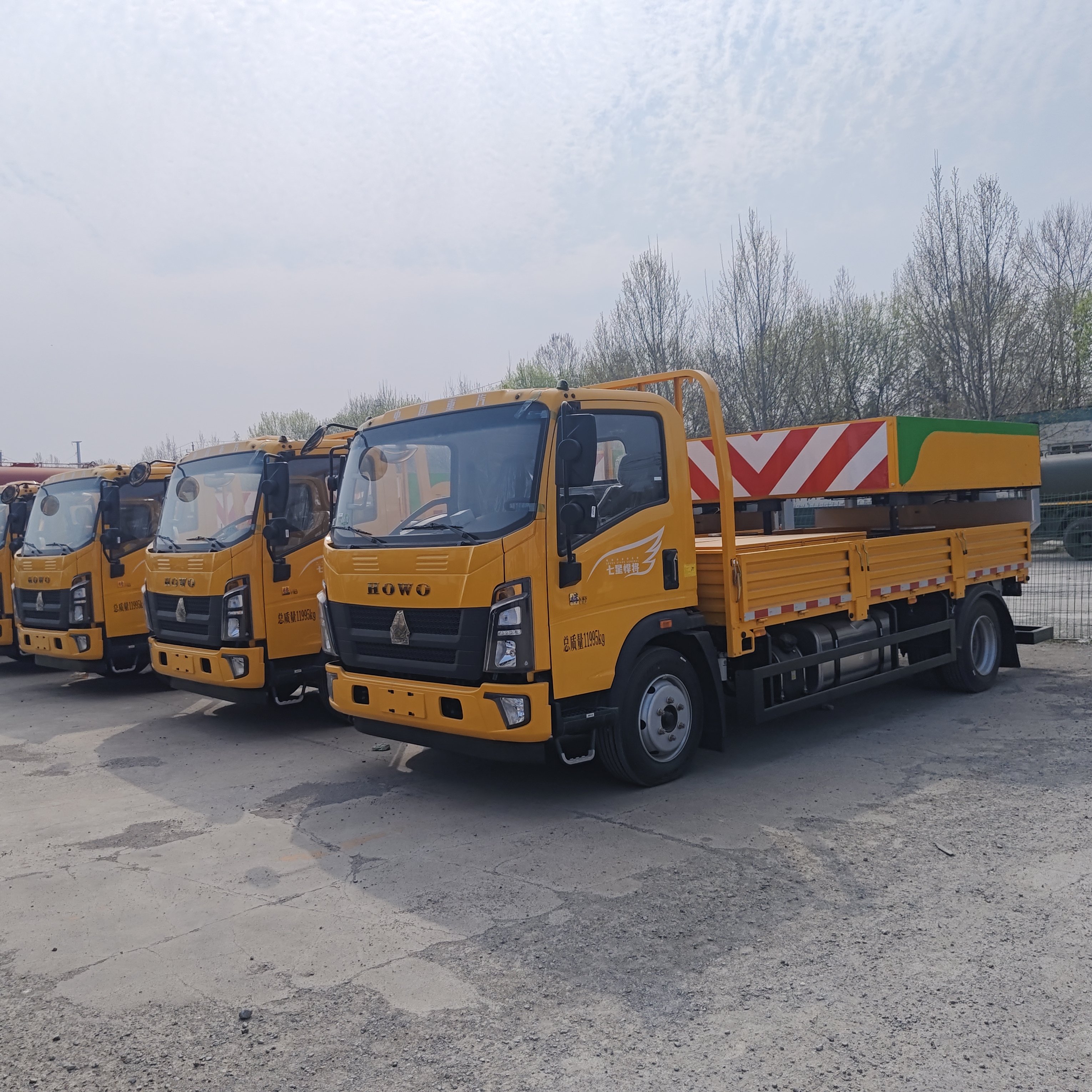 HOWO 4×2 Crash Cushion Truck with High-performance Energy Absorption and Modular Replacement Design for Highway Safety