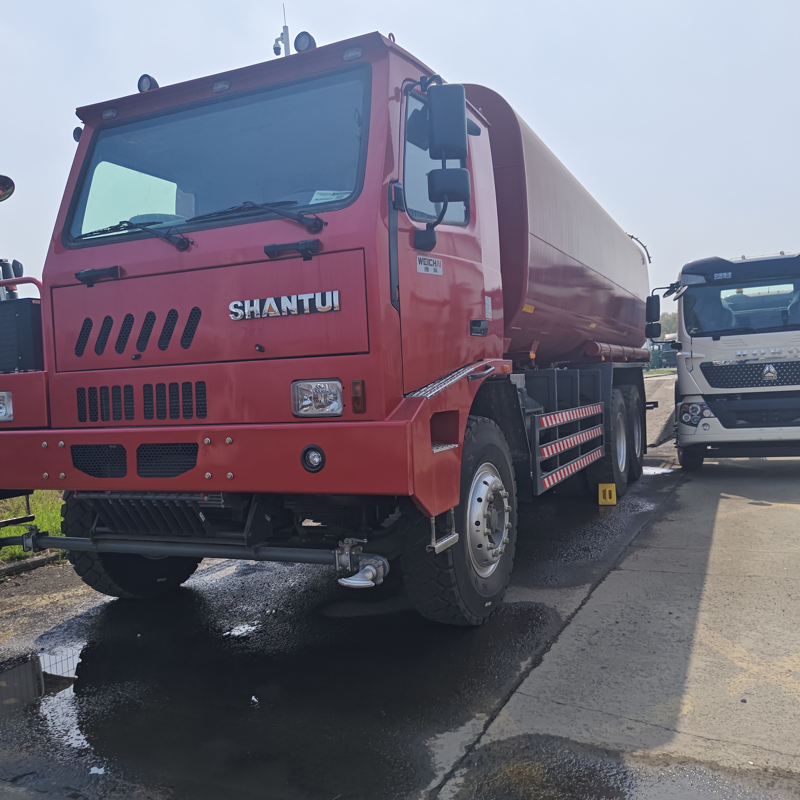 Shantui 6×4 Mining Water Truck with 20T Payload and Carbon Steel Tank for Dust Suppression