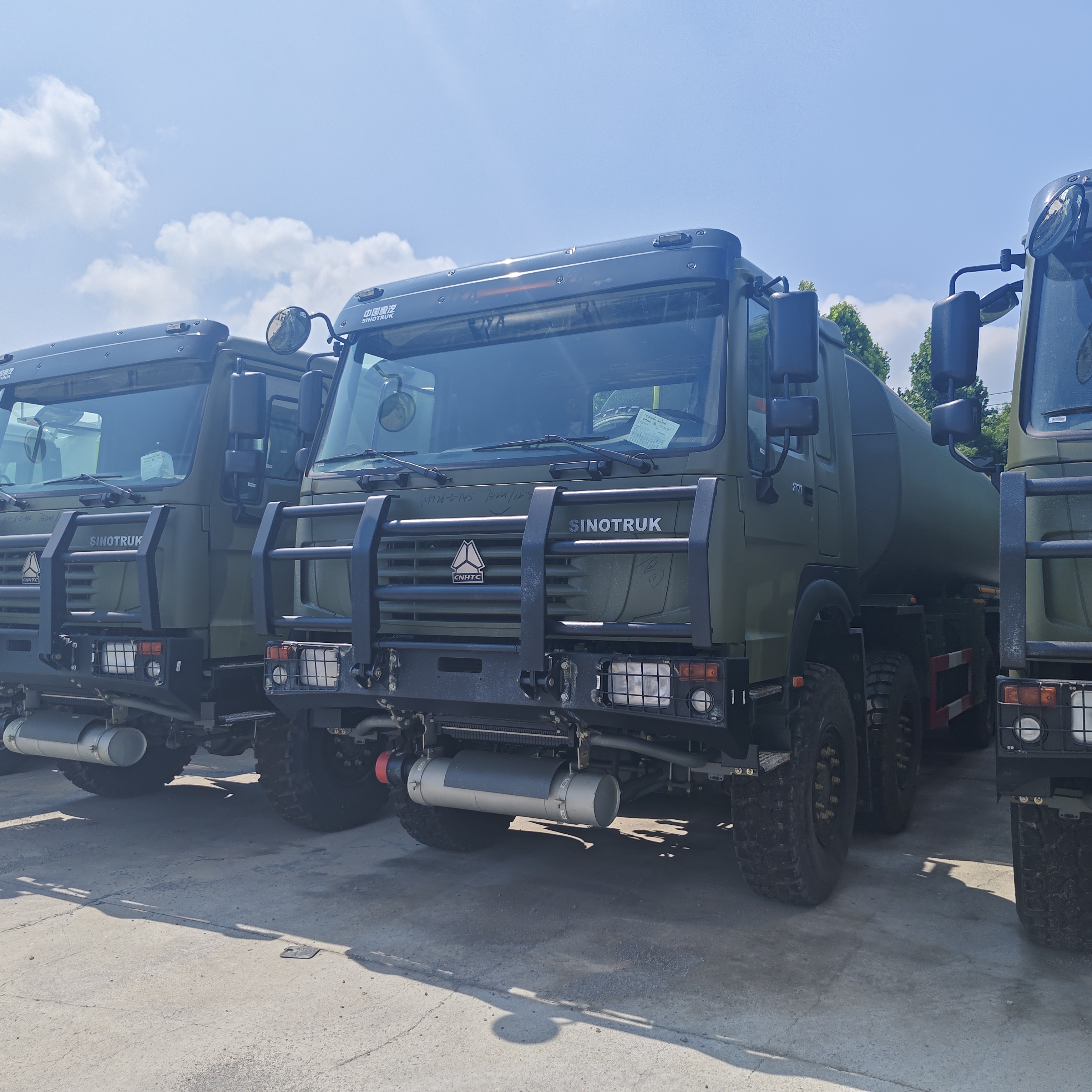HOWO 8×8 50,000L Fuel Tank Truck with 371HP Engine and 8×8 All-Wheel Drive for Heavy Duty Fuel Transportation