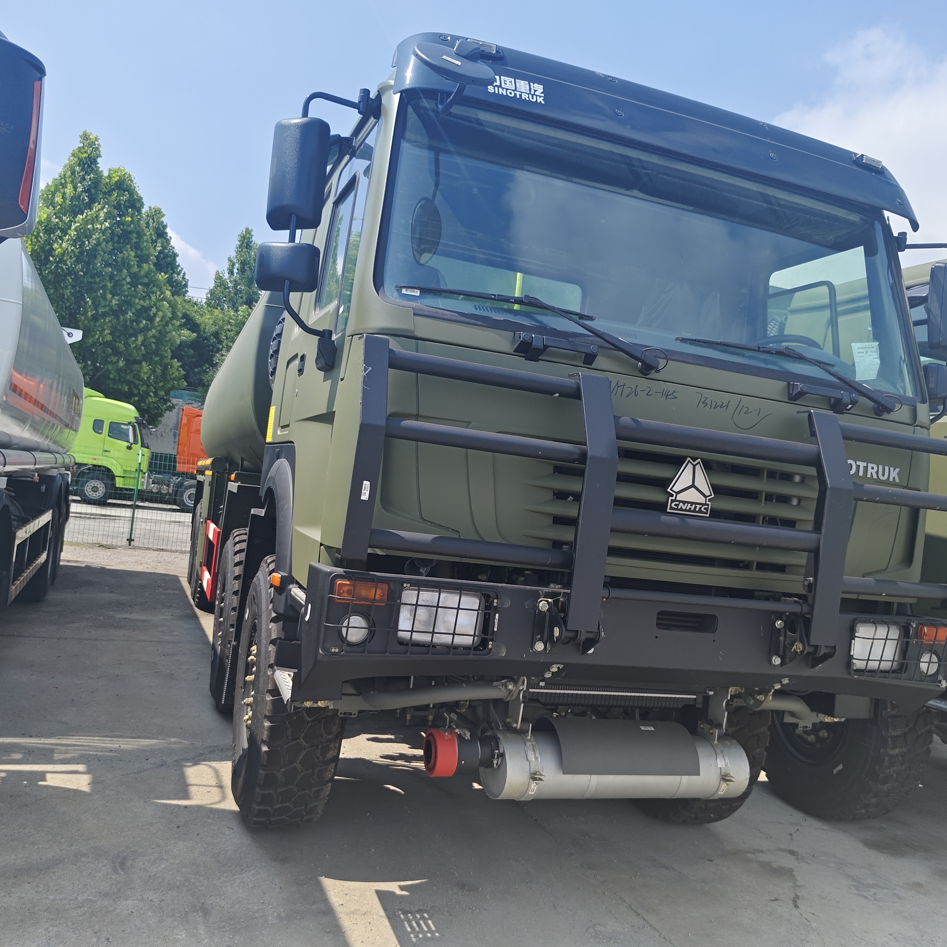 HOWO 8×8 Fuel Tank Truck with 30000L Capacity and 371HP Engine for Heavy Duty Fuel Transport