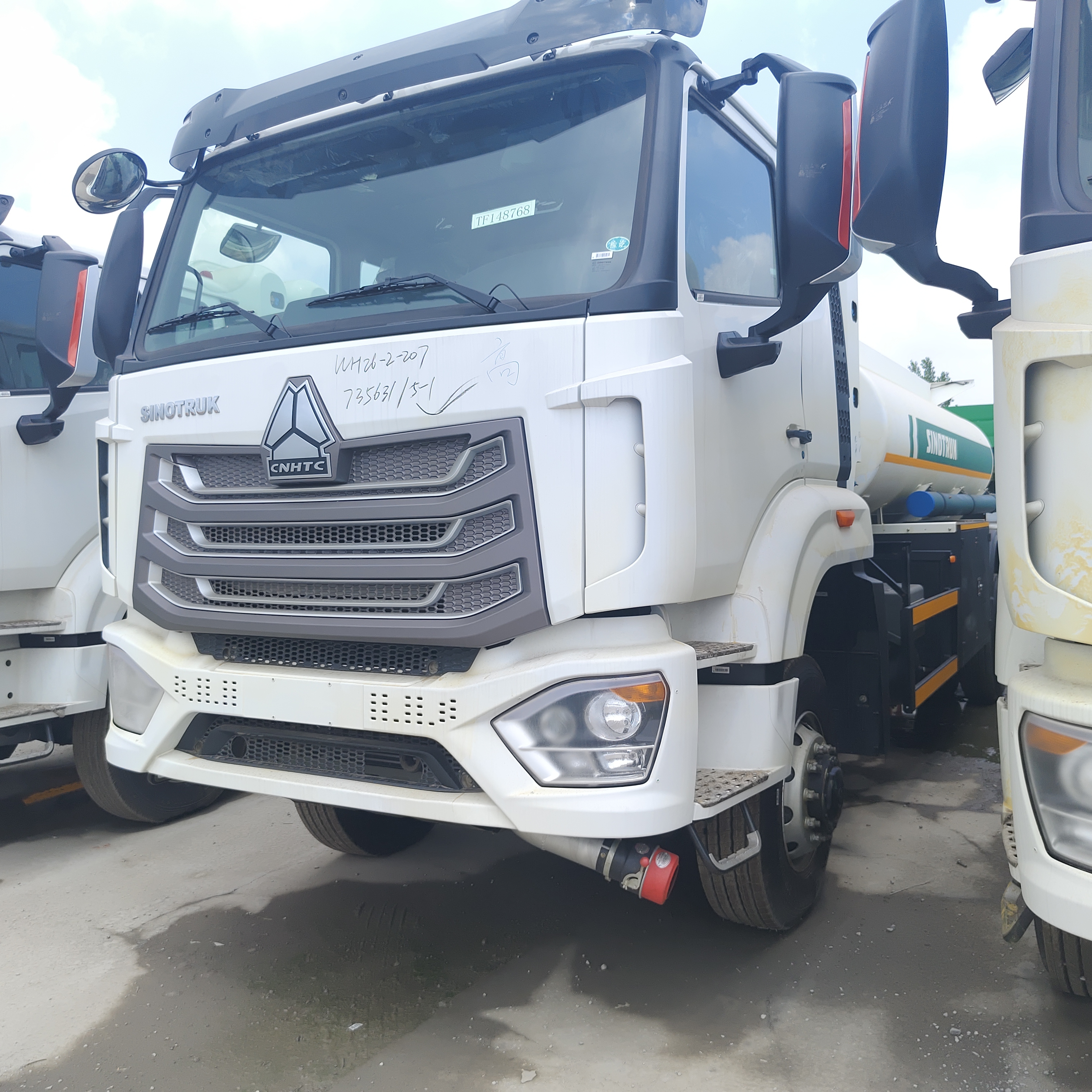 HOWO NX 6×4 CNG Fuel Tank Truck with 400HP Engine and 30,000L Capacity for Diesel and Petrol Transport