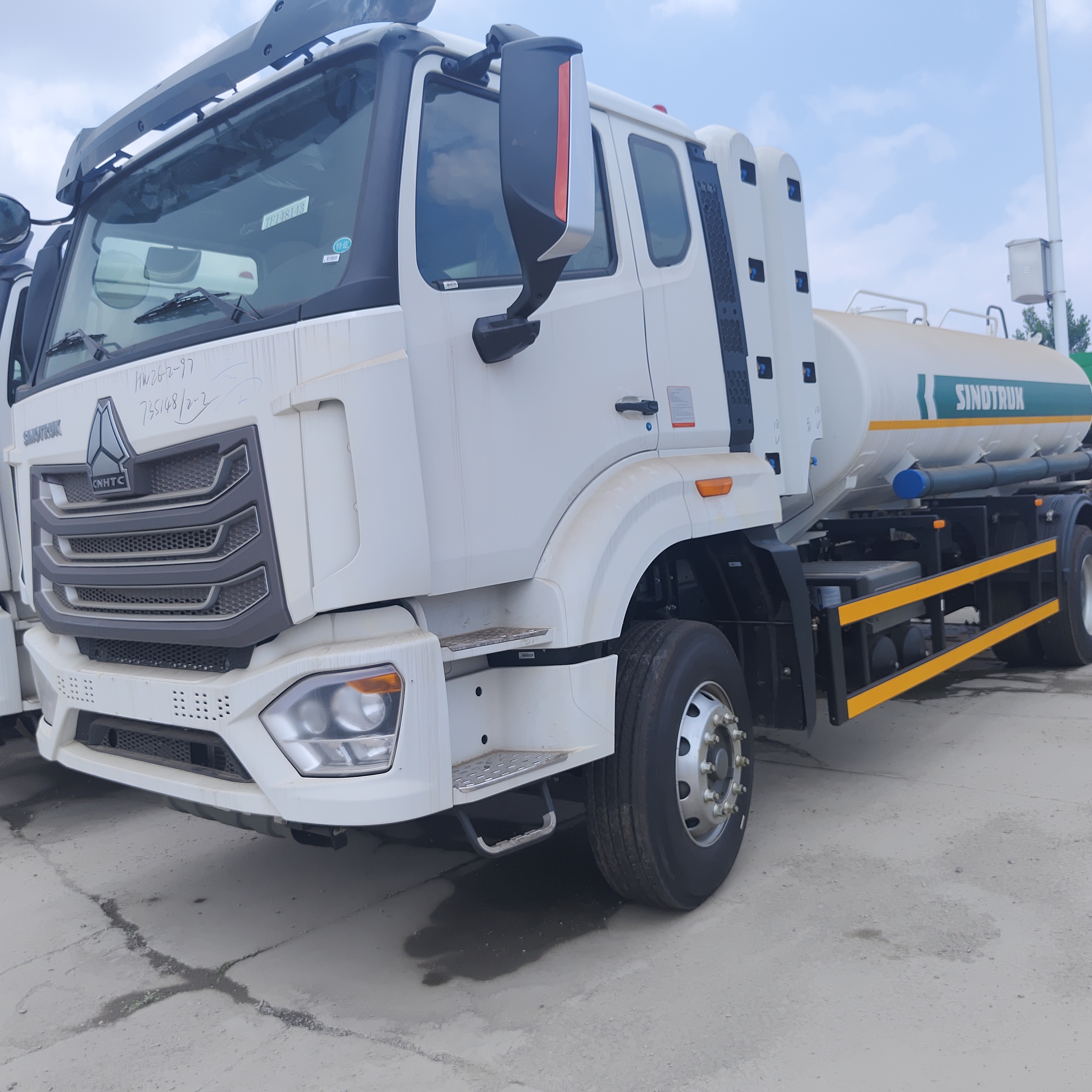 HOWO NX 6×4 CNG Fuel Tank Truck with 400HP Engine and 20T Payload for Diesel and Petrol Transportation