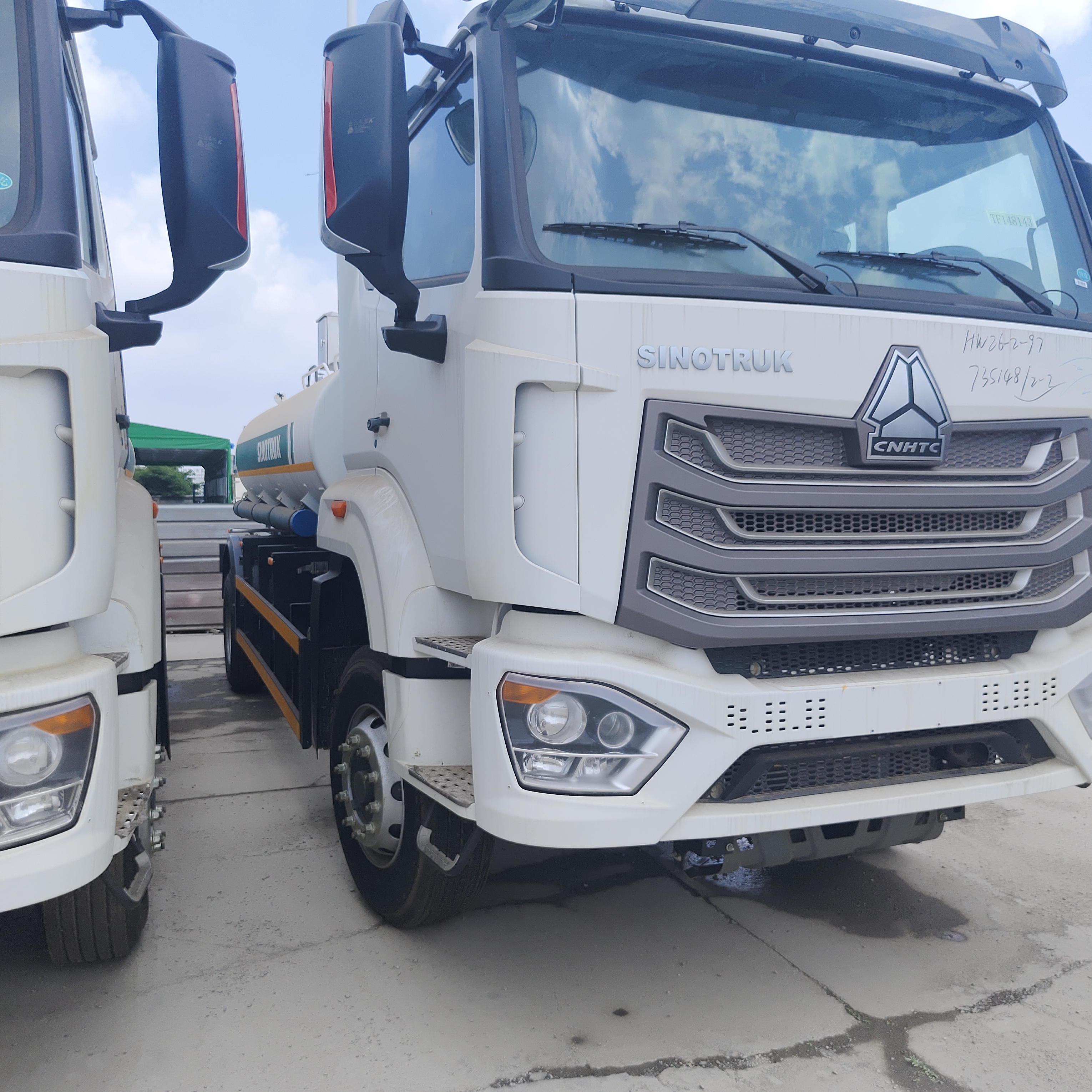 HOWO NX 6×4 CNG Fuel Tank Truck with 400HP Engine and 20T Payload for Diesel and Petrol Transportation