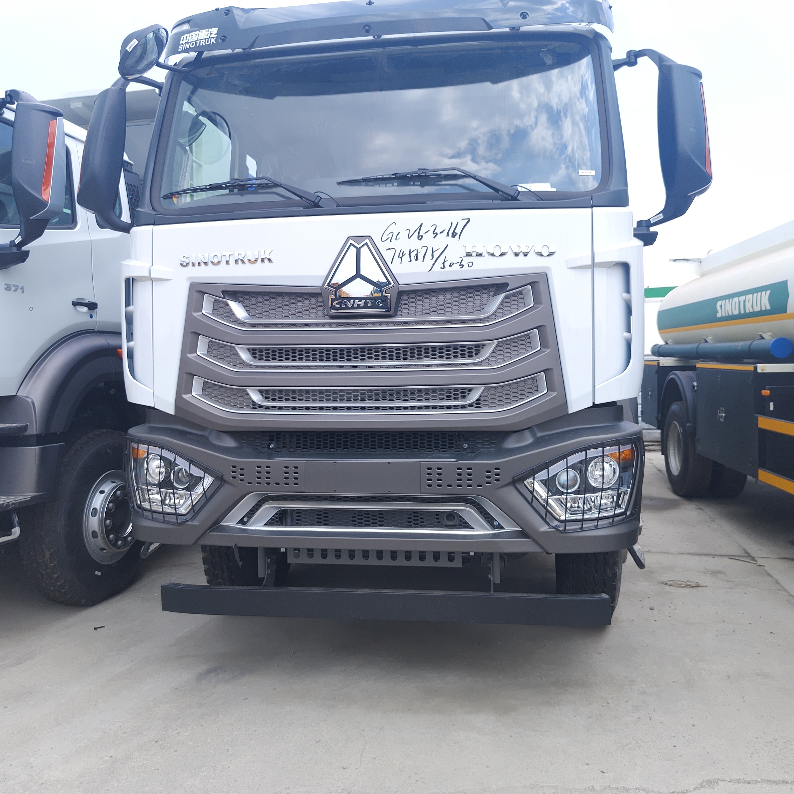 HOWO NX 6×4 30CBM Heavy Duty Dump Truck with 400HP Engine for Mining and Construction