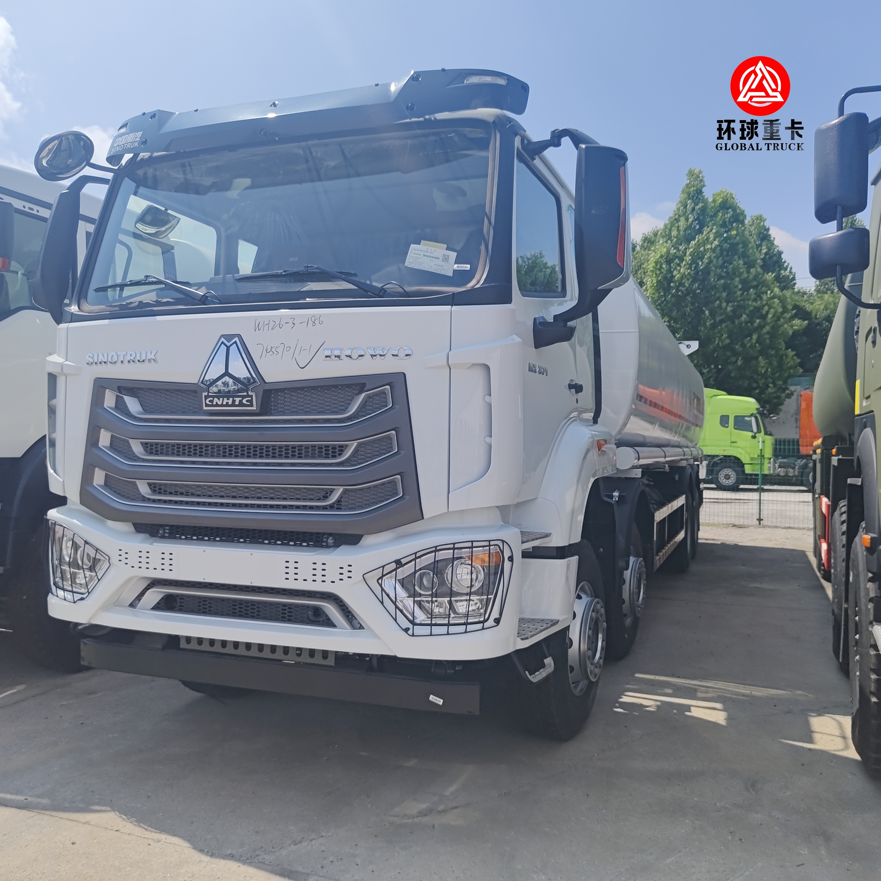 HOWO NX 8x4 30000L Fuel Tank Truck Heavy Duty Diesel Bowser Truck for Kenya Fuel Transportation