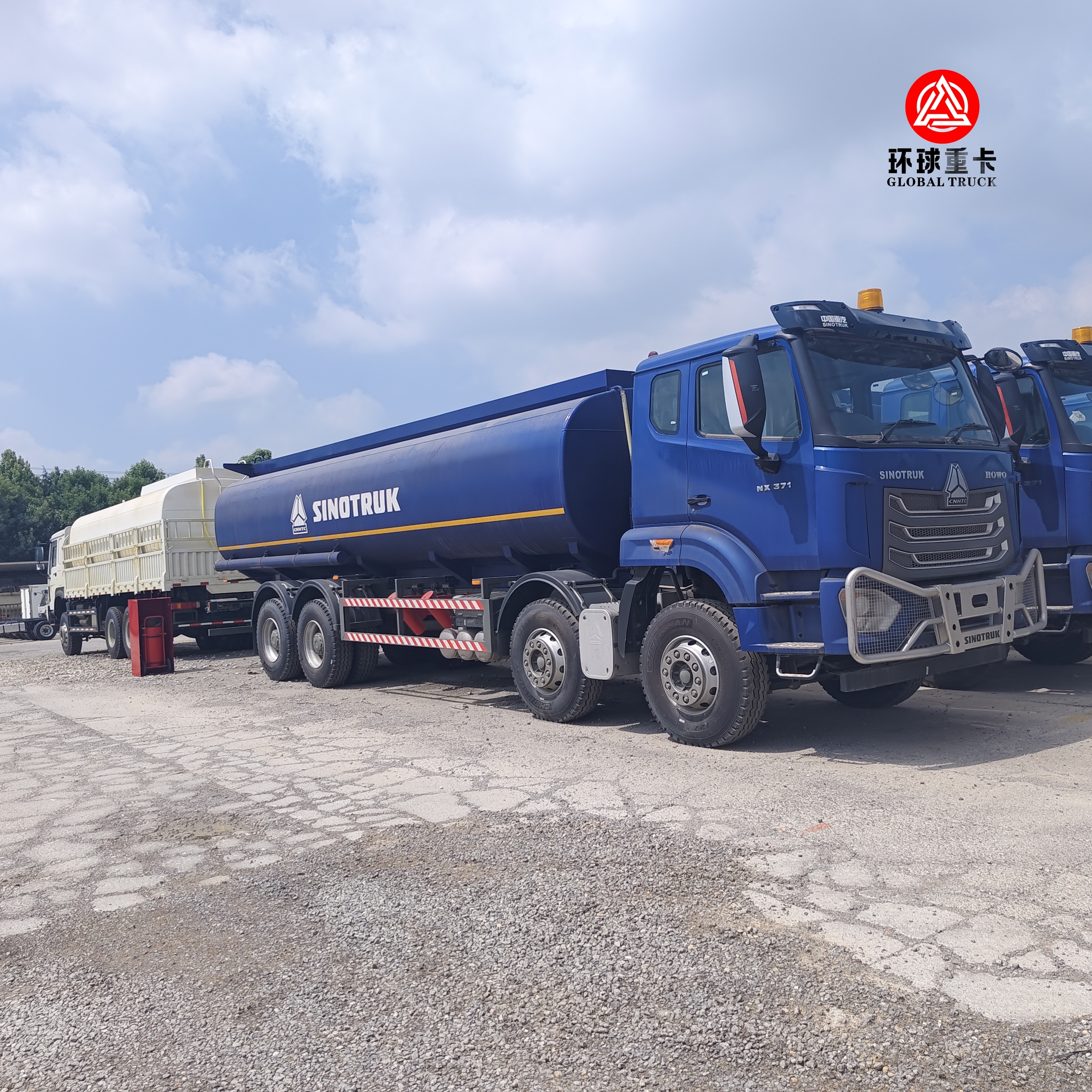 HOWO NX 8x4 30000L Fuel Tank Truck Heavy Duty Diesel Oil Tanker Truck for Africa Market