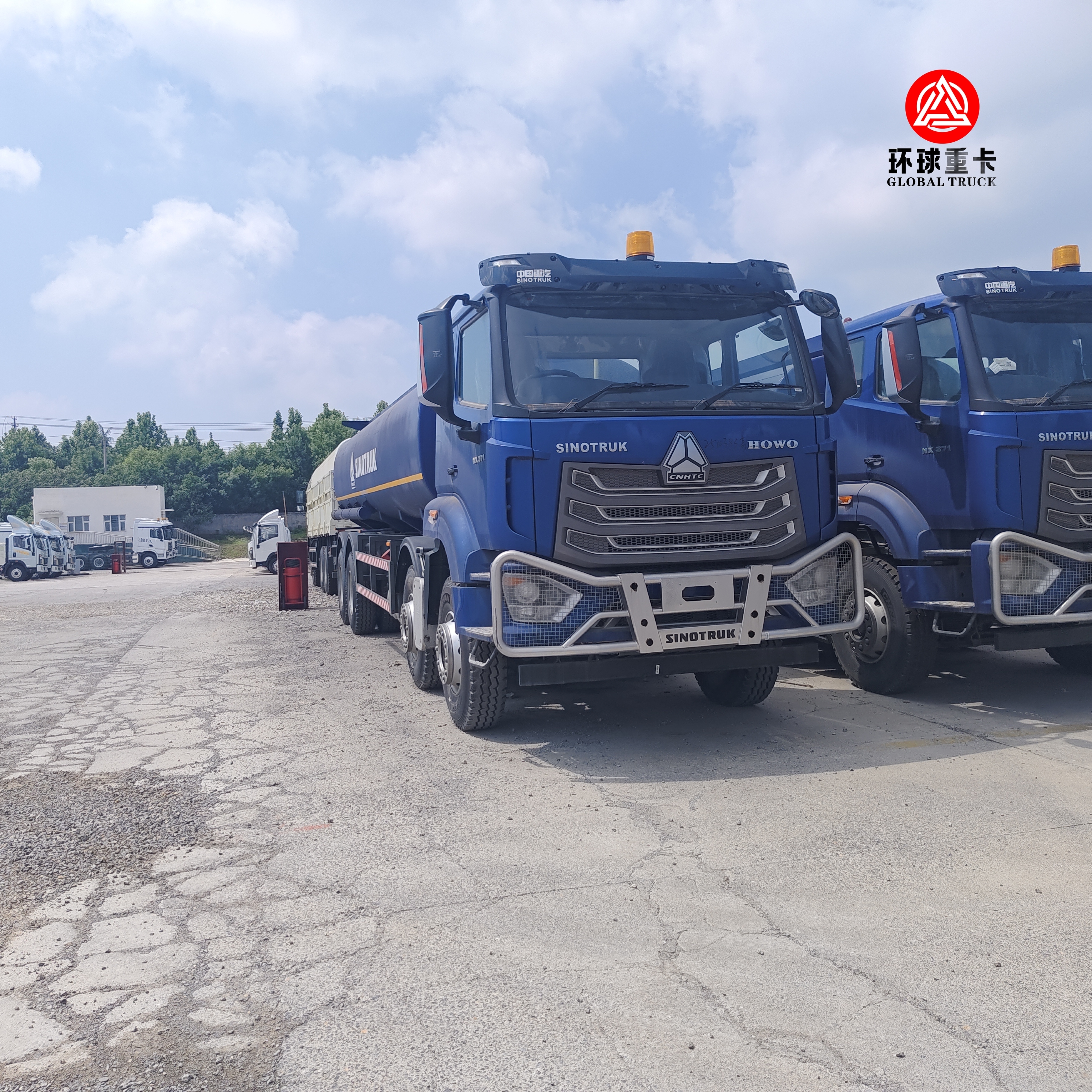 HOWO NX 8x4 30000L Fuel Tanker Truck Heavy Duty Diesel Bowser Truck for Nigeria Market
