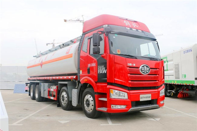 Large Capacity 8x4 FAW Diesel Fuel Storage Tank Truck Euro III Red Color