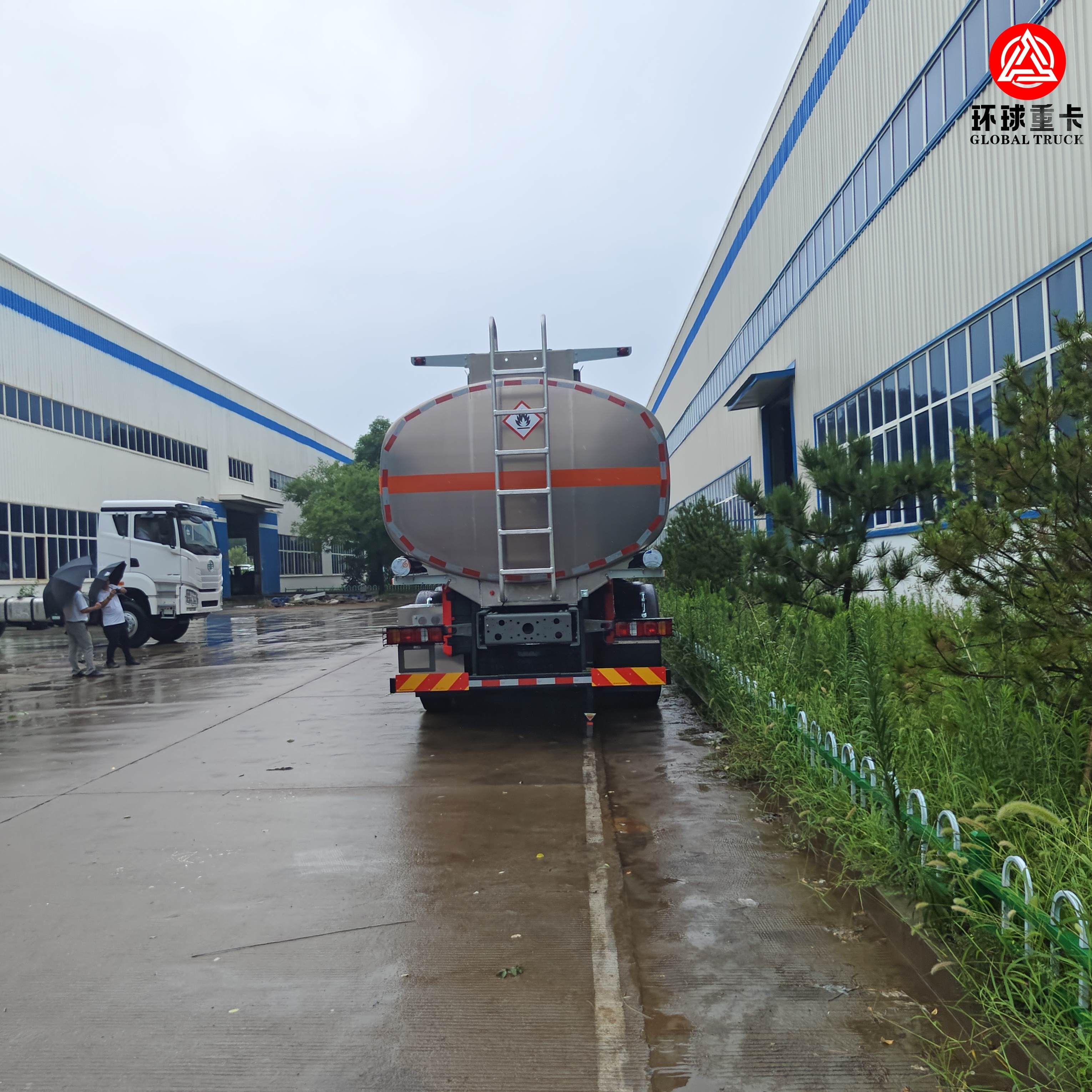 HOWO TX 8×4 Aluminum Alloy Fuel Tank Truck – SINOTRUK Fuel Bowser for Ghana Mining and Construction