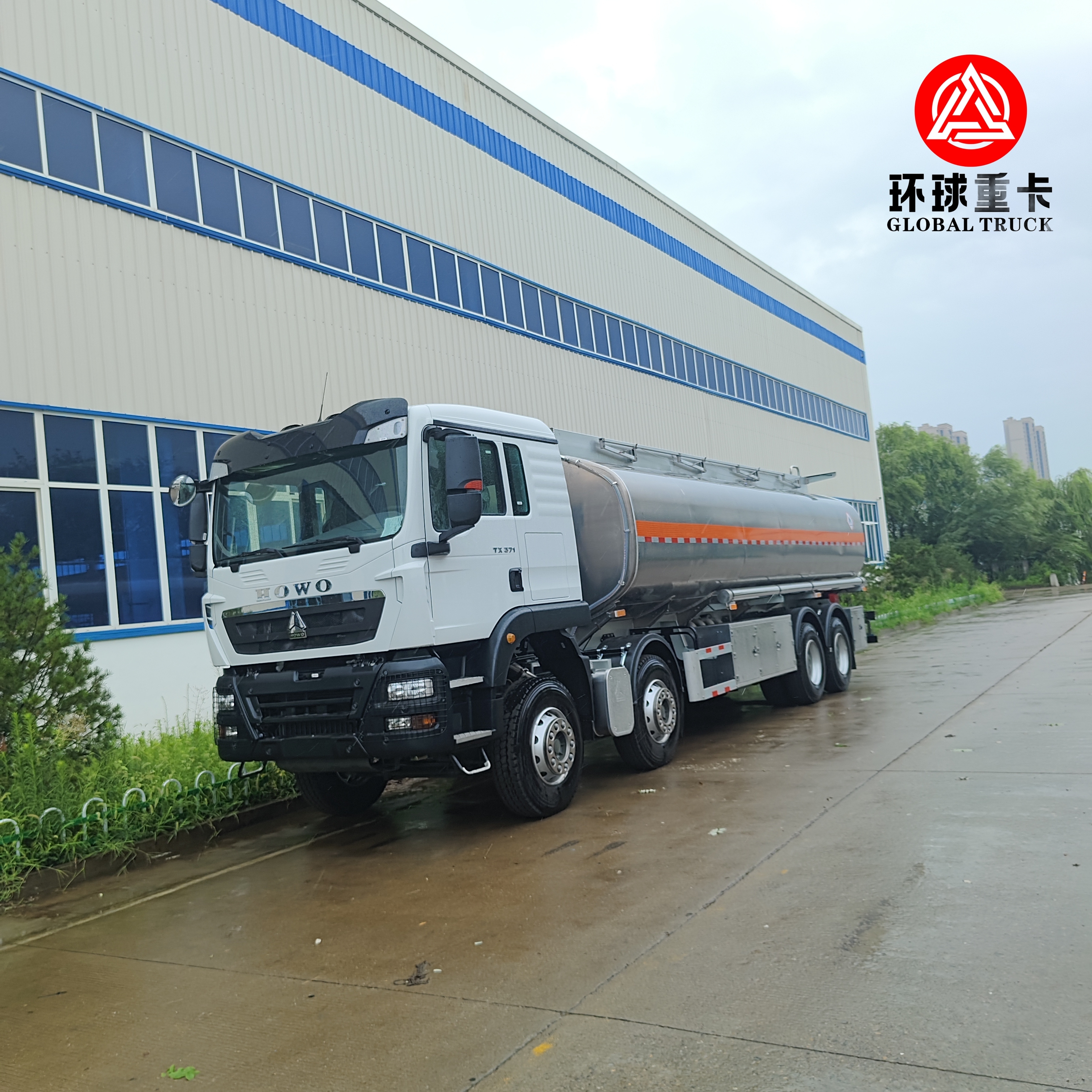شاحنة صهريج وقود HOWO TX 8×4 – شاحنة نقل وتوزيع الوقود الثقيلة من SINOTRUK