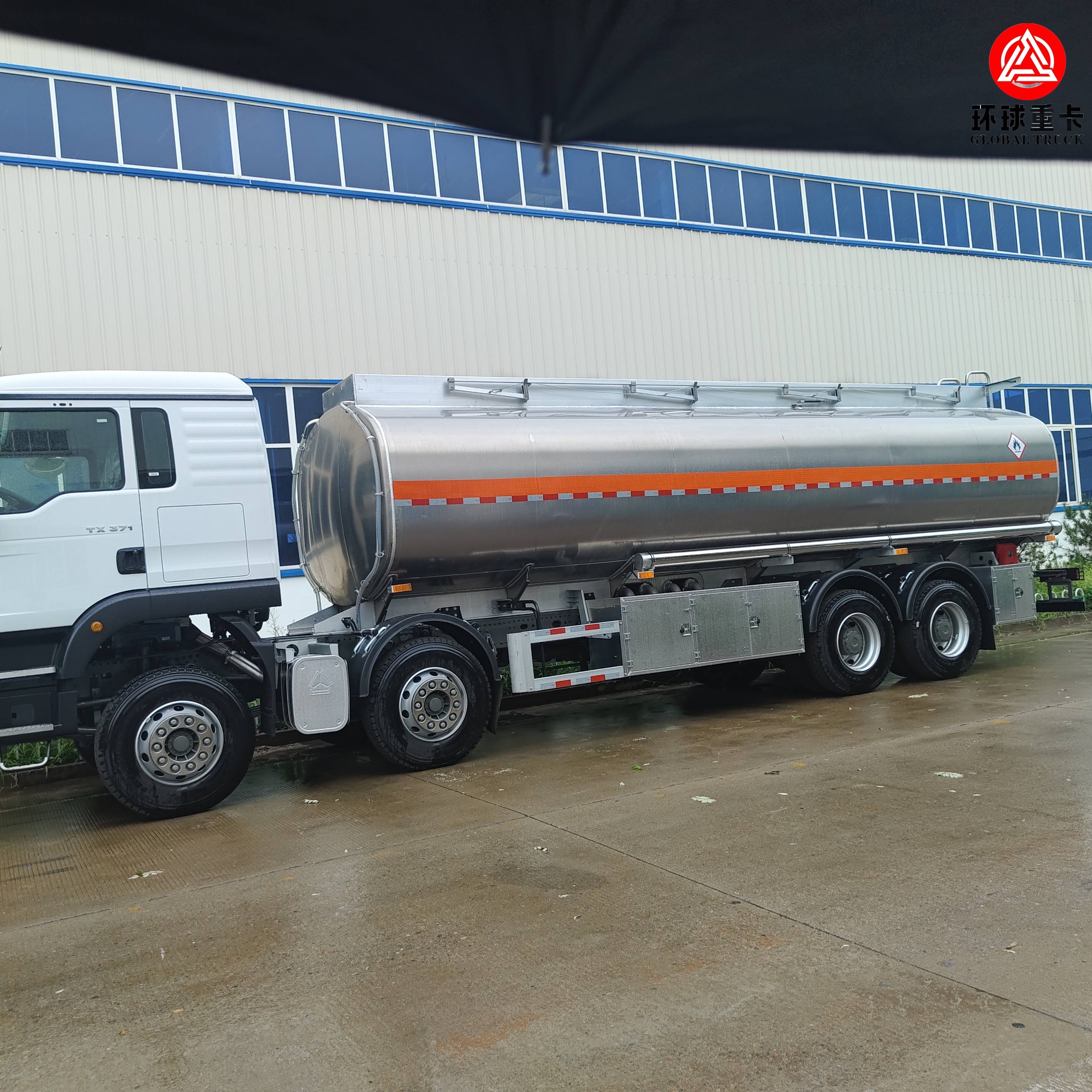 Camion-citerne HOWO TX 8×4 – Camion-citerne de carburant SINOTRUK pour le Transport de Produits Pétroliers