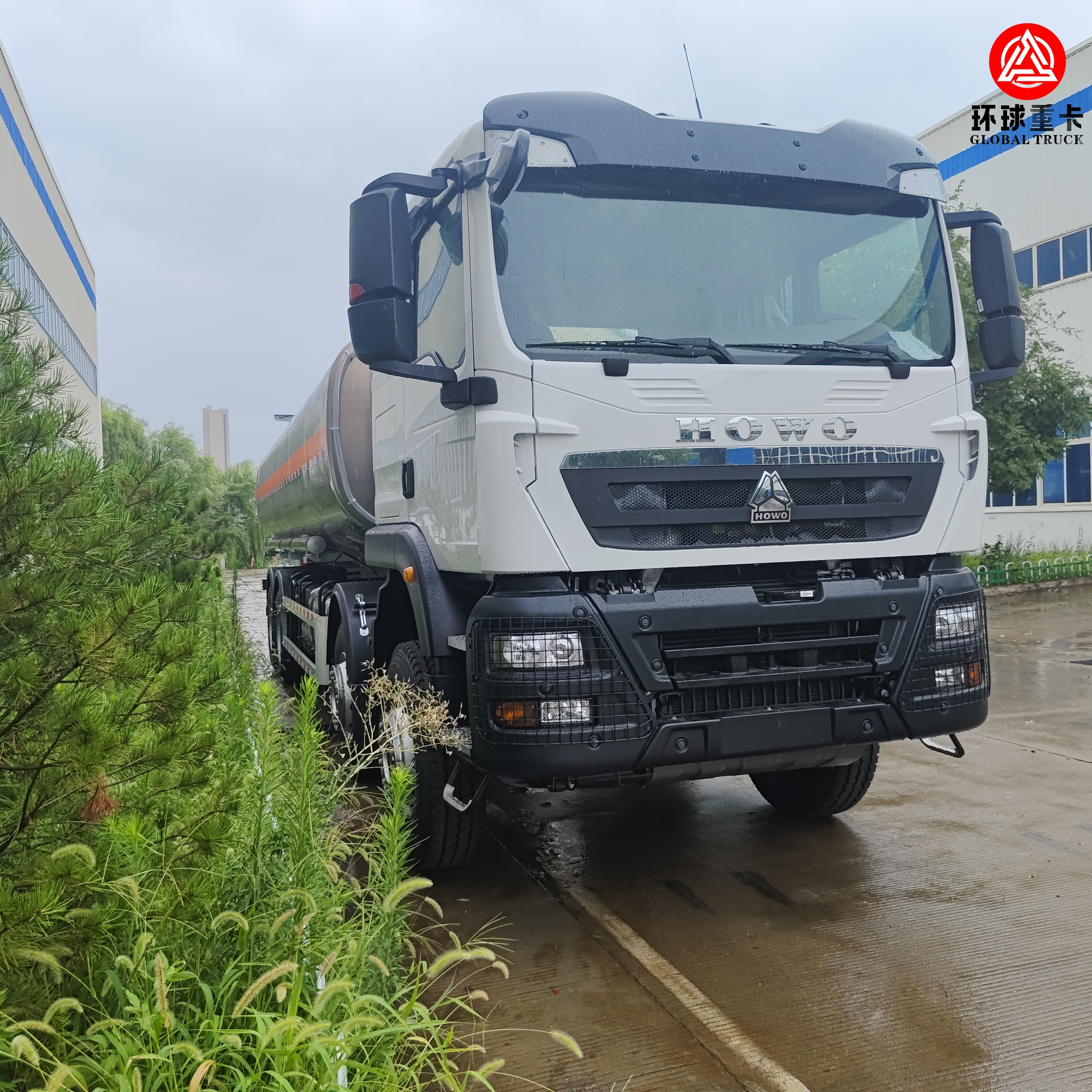 HOWO TX 8×4 Fuel Tank Truck – Heavy Duty SINOTRUK Fuel Bowser for Petroleum Transportation and Distribution