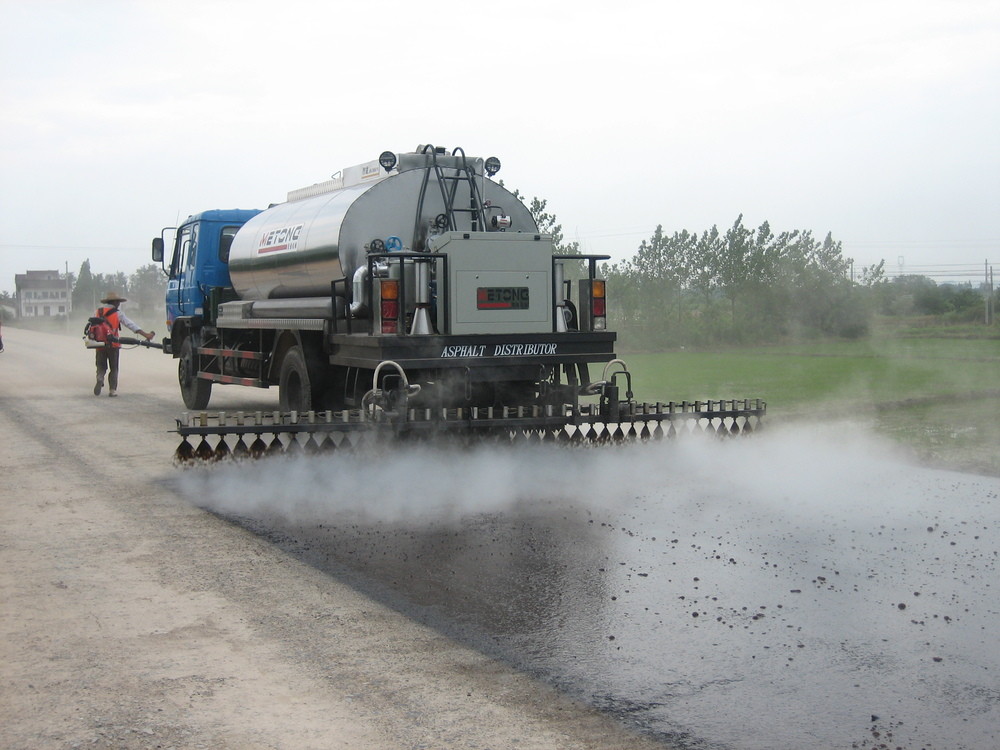 ZZ1167M4611W Asphalt Road Construction Equipment / Bitumen Sprayer Truck