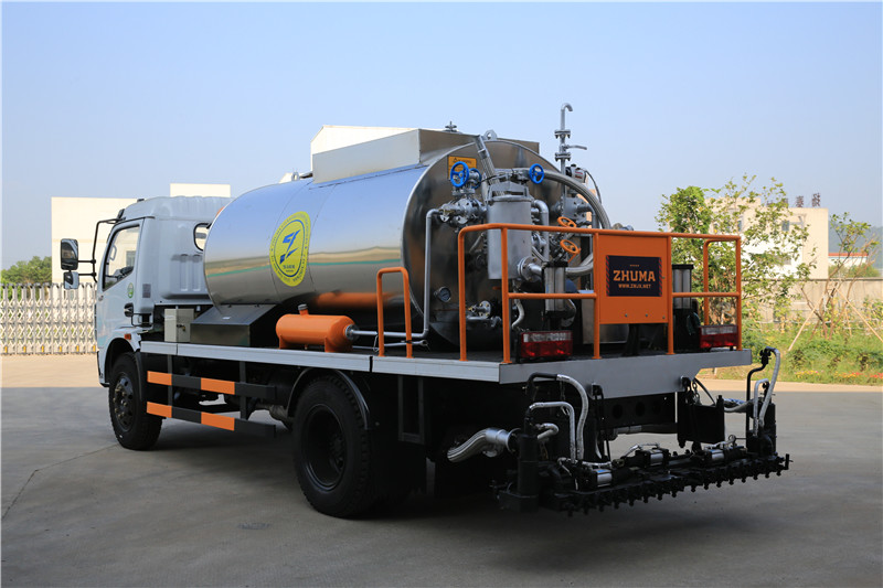 HOWO 4000L Asphalt Construction Equipment Covered With Stainless Steel Sheets
