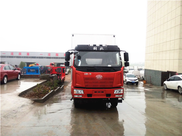 White / Red Color 6.8m FAW 4X2 Refrigerated Truck With 5800mm Wheelbase